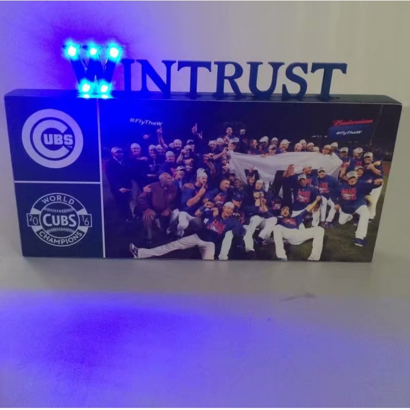 Wooden Cubs Wintrust Video Board med LED-bokstäver